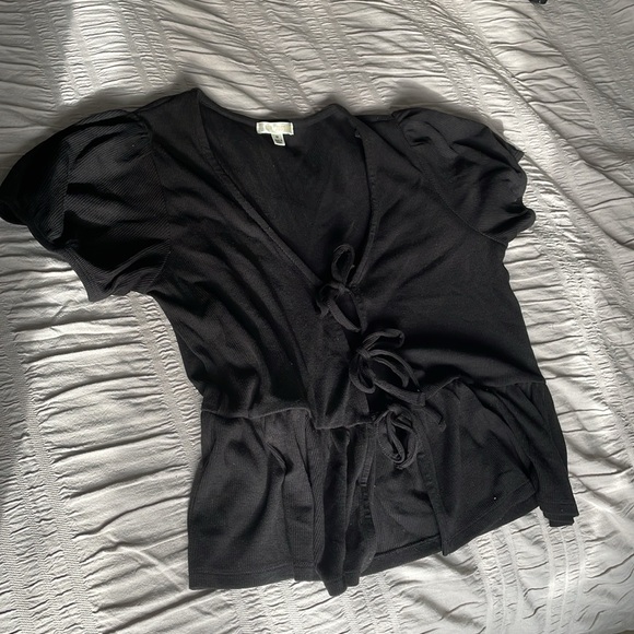 Black puff sleeve ribbed top with front ties (AVAILABLE IN BUNDLE ONLY) - Picture 2 of 3